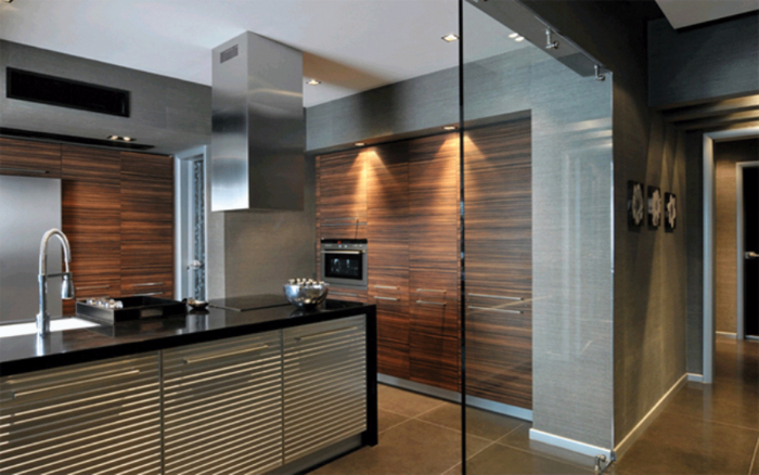 Стеклянная перегородка между кухней и гостиной