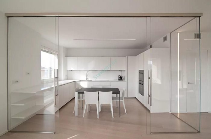 Кухня гостиная со стеклянной перегородкой