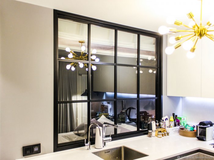 Кухня за стеклянной перегородкой