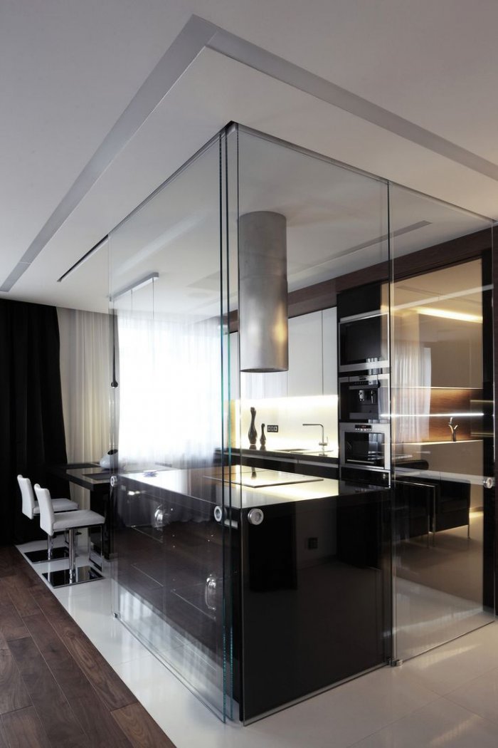 Стеклянные перегородки в квартире студии