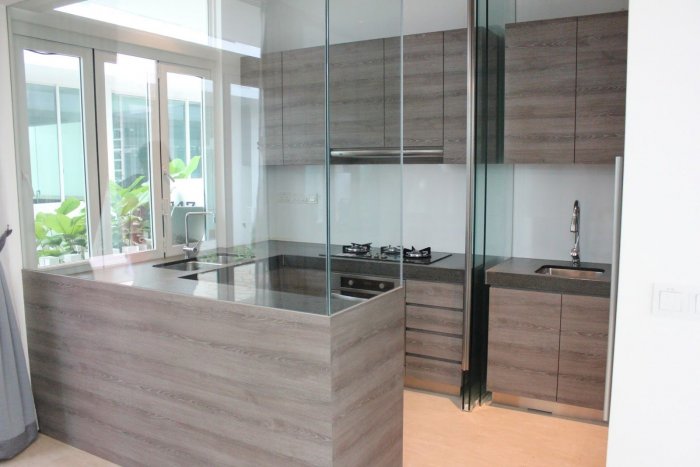 Минимализм на стеклянных дверях