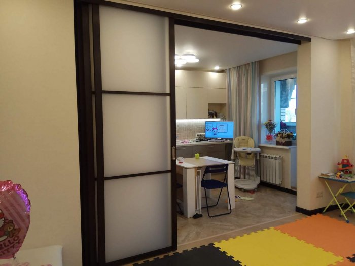 Стеклянная перегородка в кухне гостиной