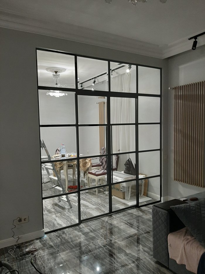 Стеклянная перегородка в кухне гостиной