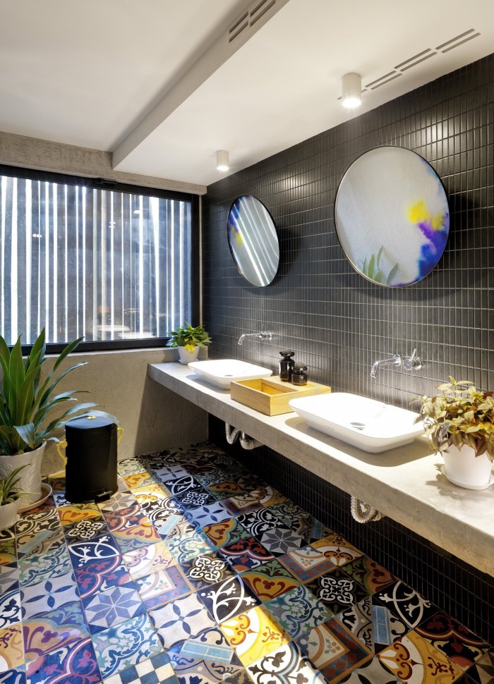 Яркая современная ванная комната