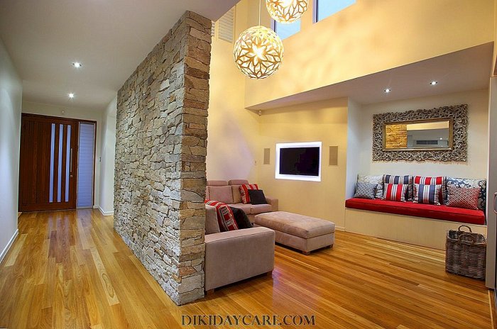 Искусственный камень в интерьере гостиной