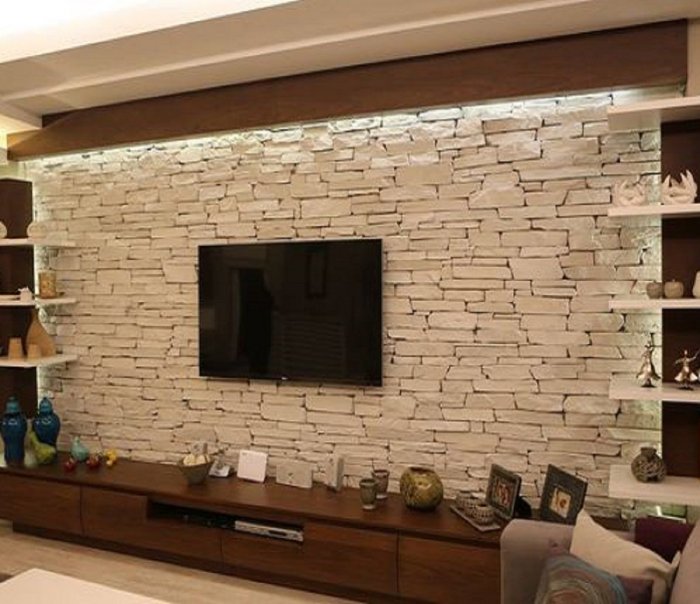 Декоративный камень в зоне телевизора