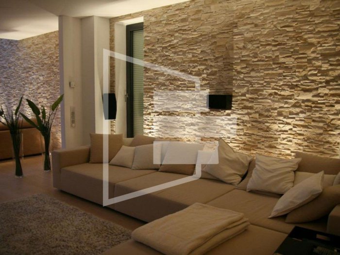 Декоративный камень на стене в гостиной