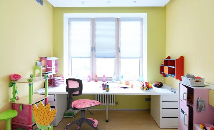 Длинный стол в детскую комнату