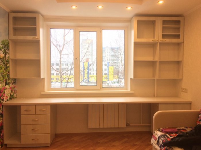 Письменный стол у окна