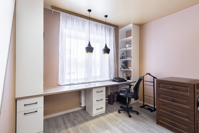 Стол-подоконник в детской