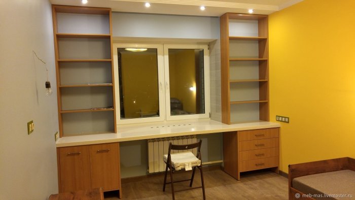 Стол с полками для школьника у окна