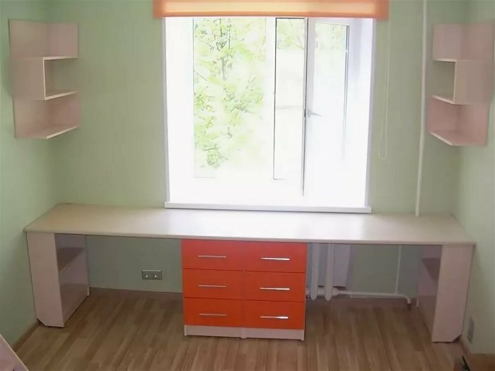 Письменный стол у окна
