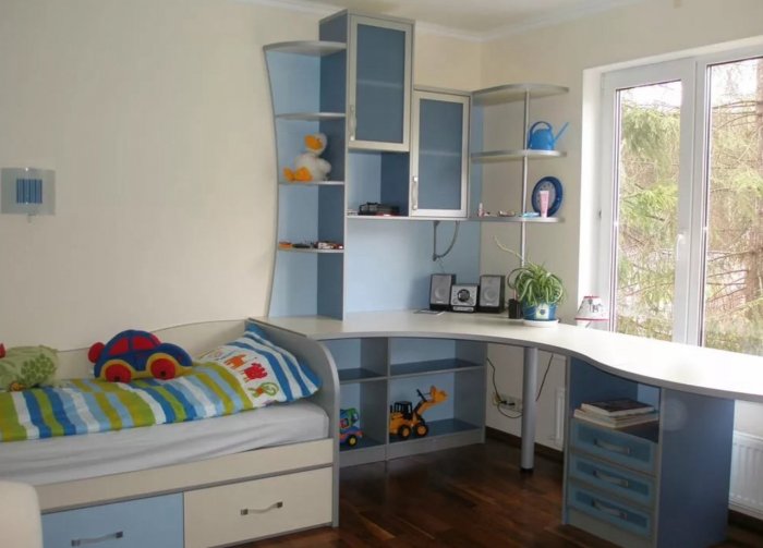 Стол у окна в комнате подростка