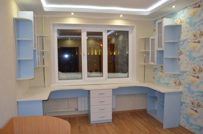 Письменный стол вдоль окна