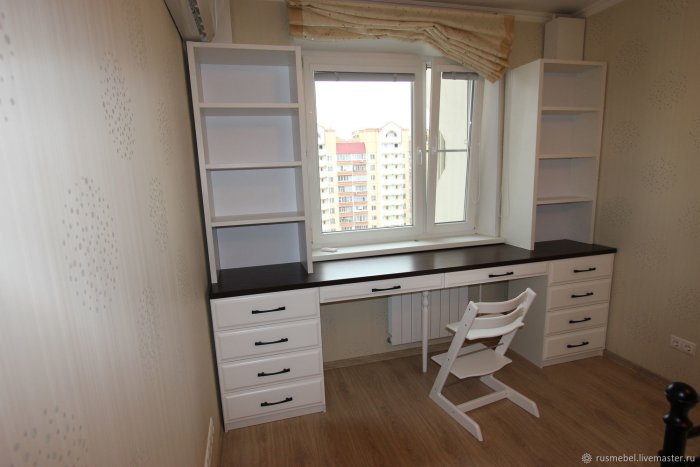 Стол у окна