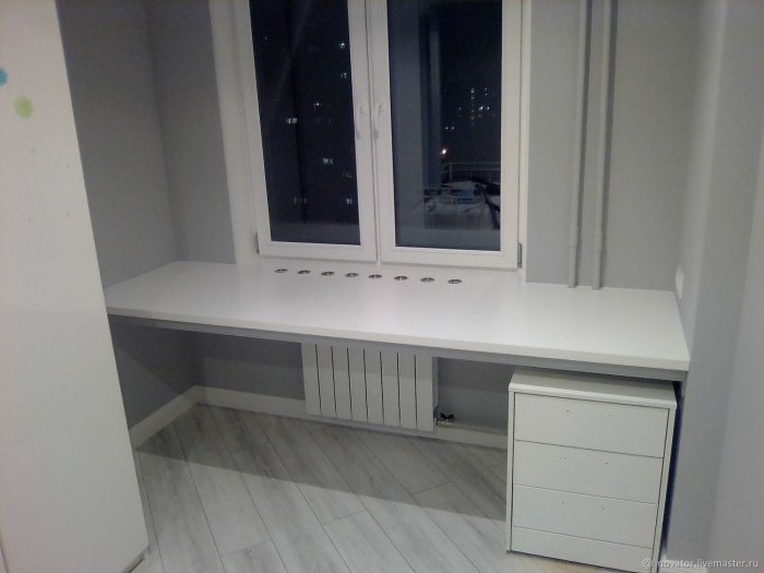 Стол у окна для школьника