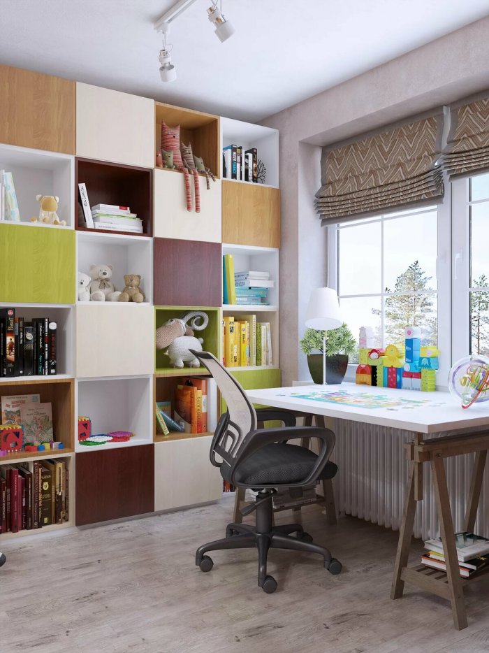 Письменный стол вдоль окна