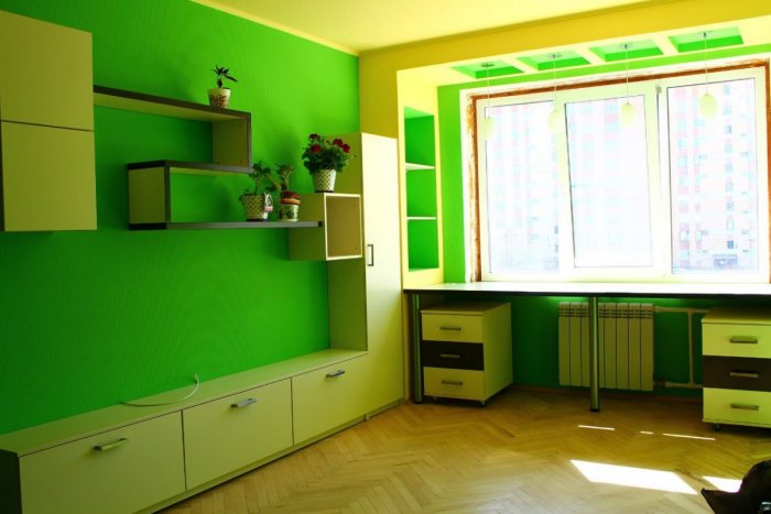 Письменный стол для двоих детей у окна