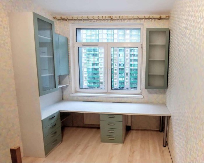 Угловой стол в детской комнате