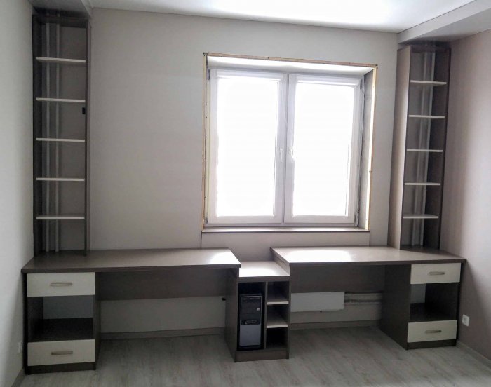 Стол у окна для школьника