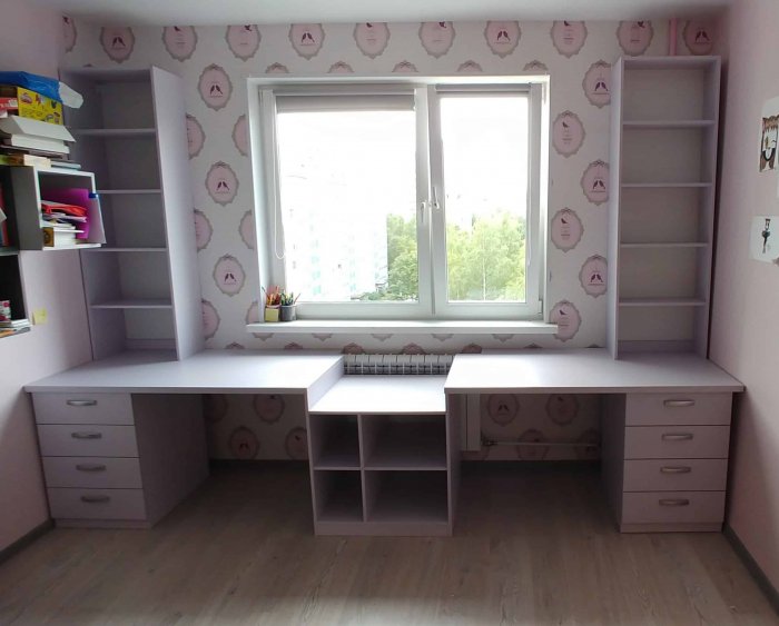 Рабочая зона у окна для школьника
