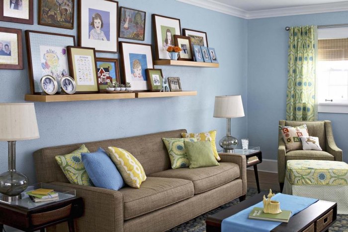 Полки над диваном в гостиной