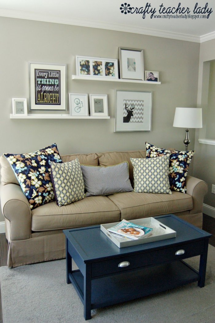 Полки над диваном в гостиной