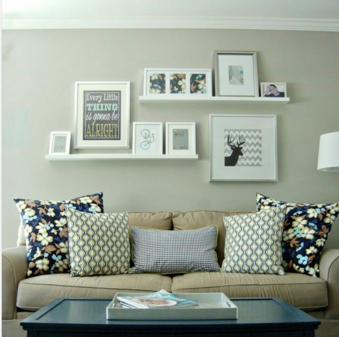 Полки над диваном в интерьере