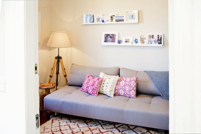 Полка настенная над диваном