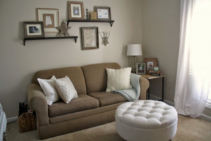 Полки над диваном в интерьере