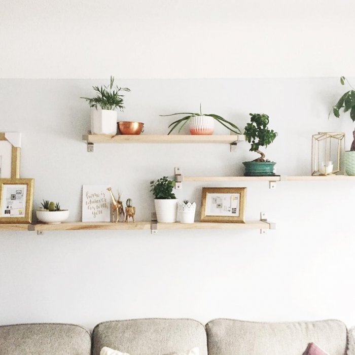 Настенные полки над диваном