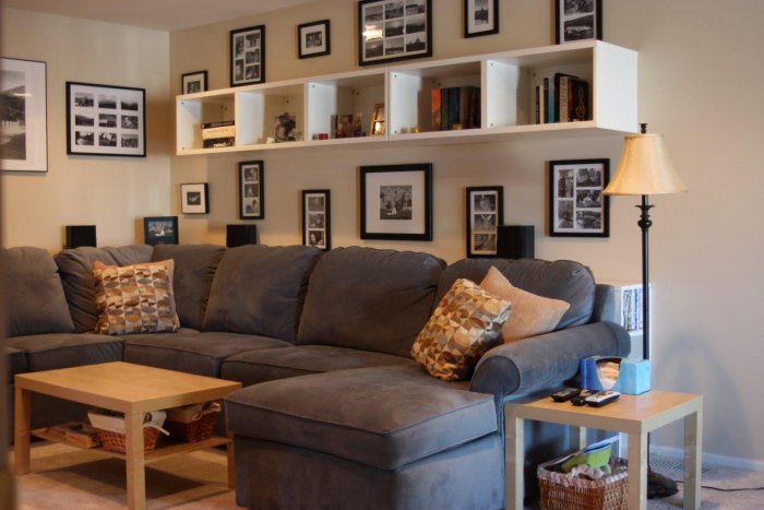 Полки над диваном в гостиной