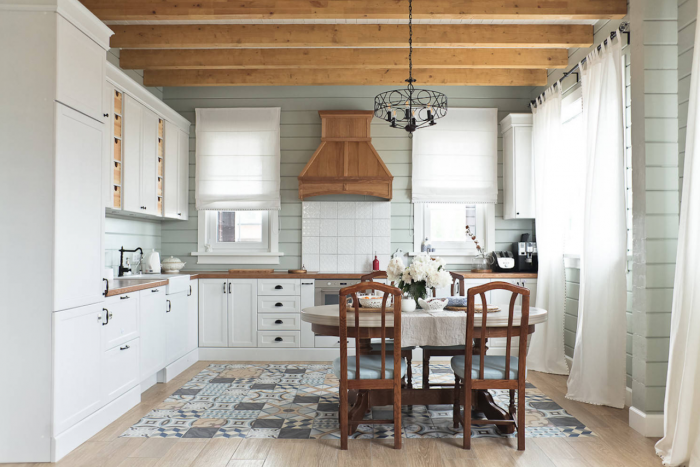 Кухня в скандинавском стиле в деревянном доме