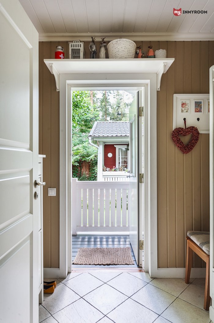 Уютная прихожая в загородном доме