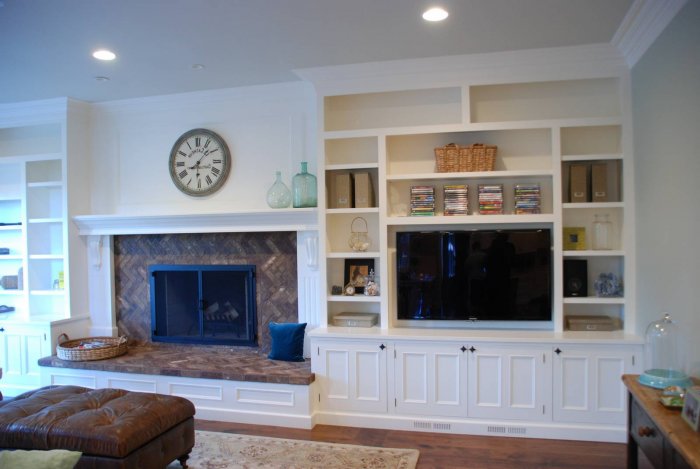 Полка с встроенным камином в гостинной