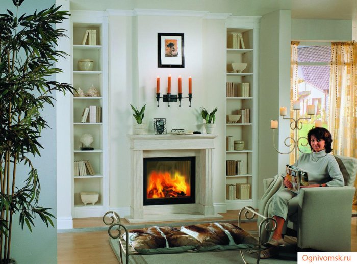Камин в нише с полками