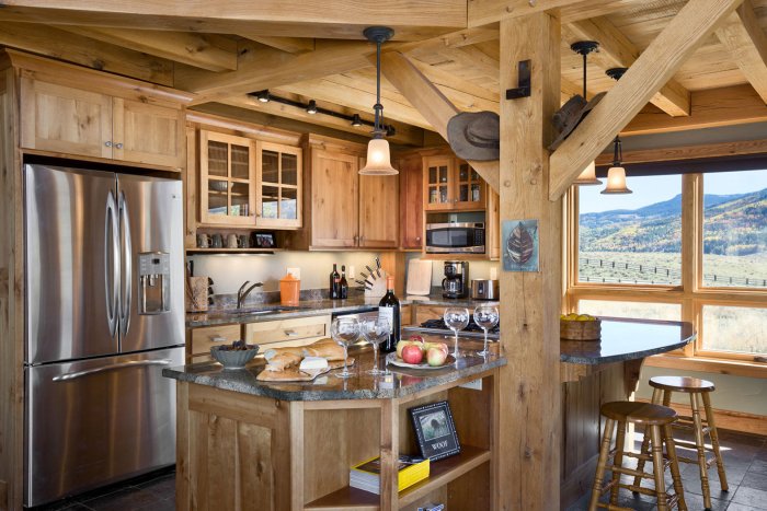 Отделка потолка в деревянном доме