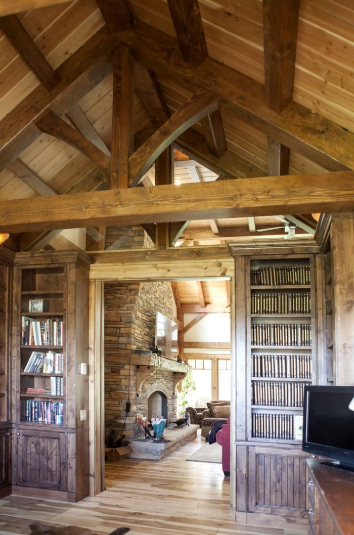 Деревянные столы для домика