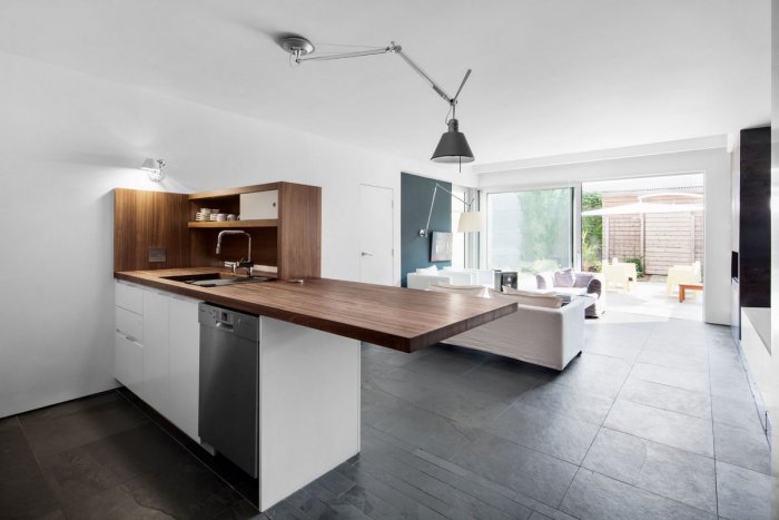 Кухня в минималистическом стиле в частном доме