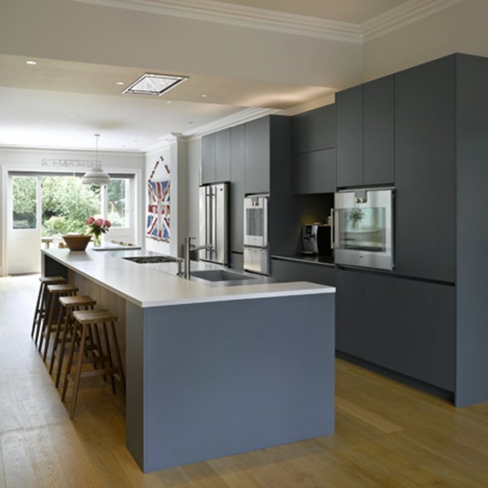 Серая современная кухня с островом