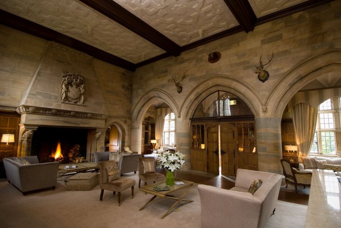 Романский средневековый интерьер