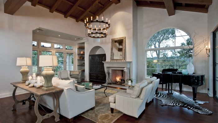Гостиная в особняке с камином