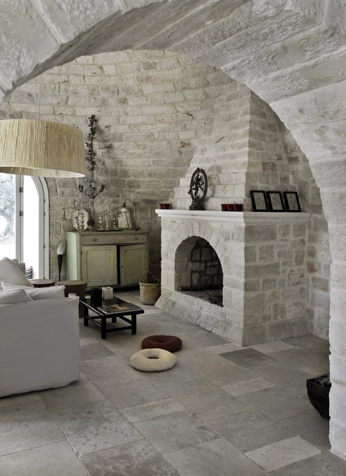 Камин в романском стиле