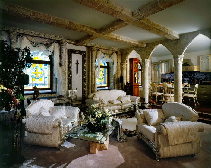 Большая гостиная в готическом стиле