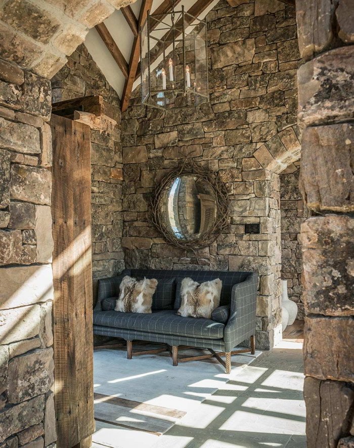 Гостиная в замковом стиле