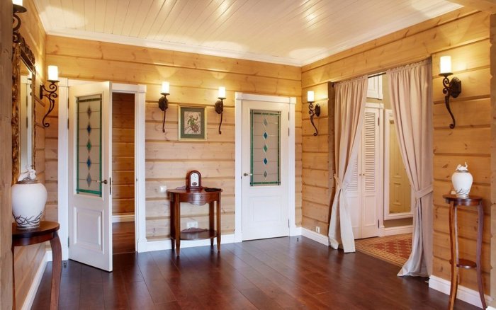Интерьер прихожей в доме из клееного бруса