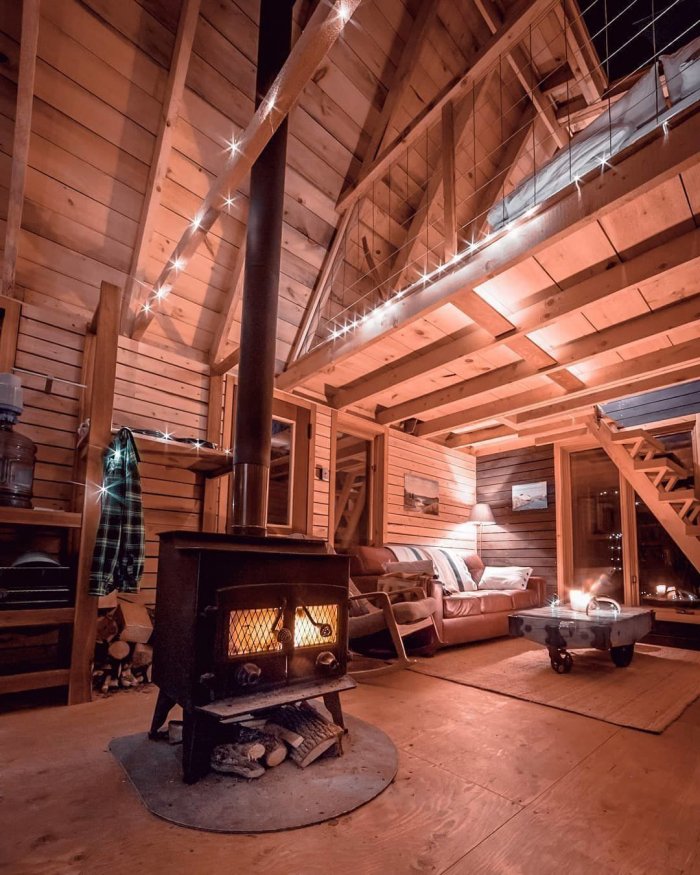 Уютный деревянный домик внутри