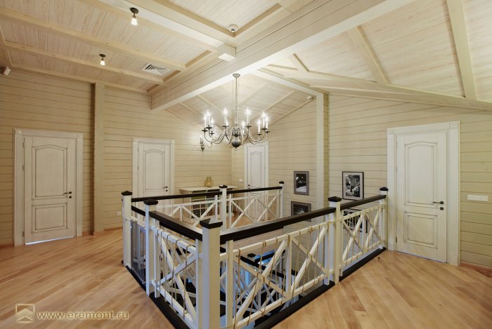 Интерьер холла второго этажа в деревянном доме