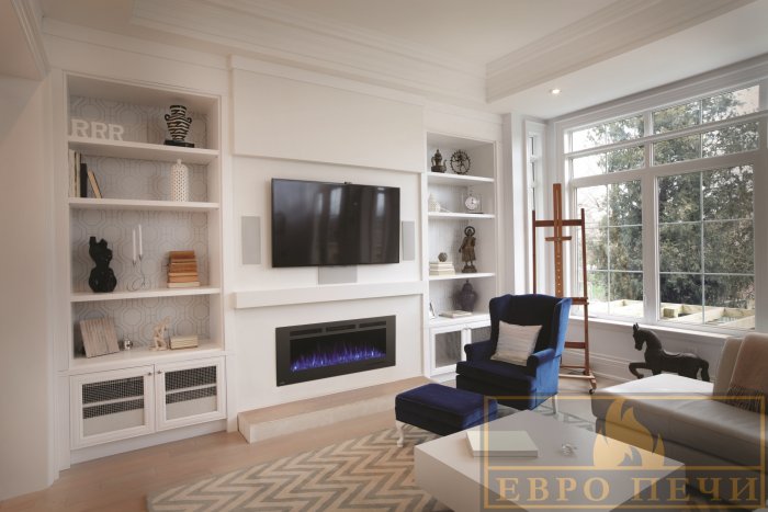 Гостиная с камином и шкафами