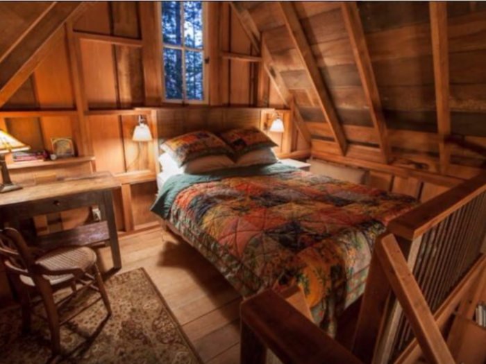 Уютный деревянный домик внутри